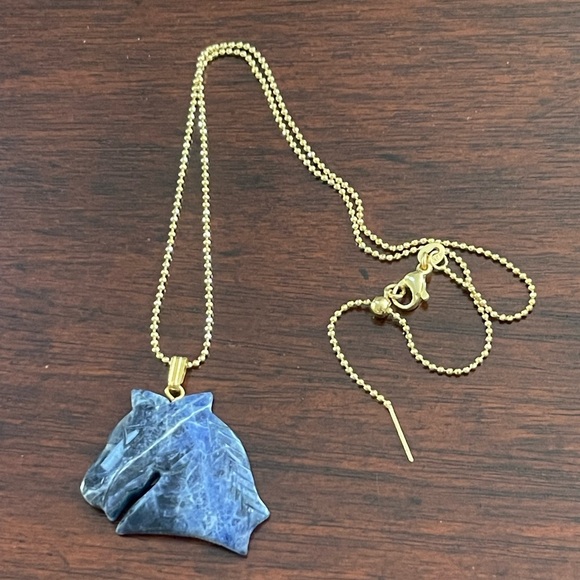 Carved natural sodalite horse pendant & 18K gold plated chain - Picture 2 of 8
